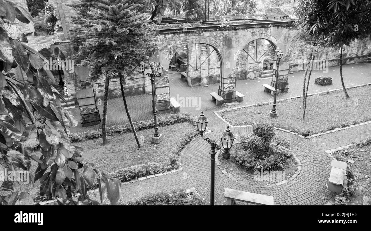 In Intramuros der alten Welt gibt es Wahrzeichen aus der spanischen Zeit wie Fort Santiago, mit einem großen Steintor und einem Schrein des Nationalhelden José Rizal. Das verzierte Stockfoto