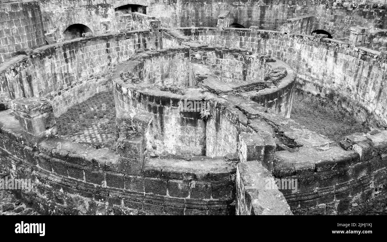 In Intramuros der alten Welt gibt es Wahrzeichen aus der spanischen Zeit wie Fort Santiago, mit einem großen Steintor und einem Schrein des Nationalhelden José Rizal. Das verzierte Stockfoto