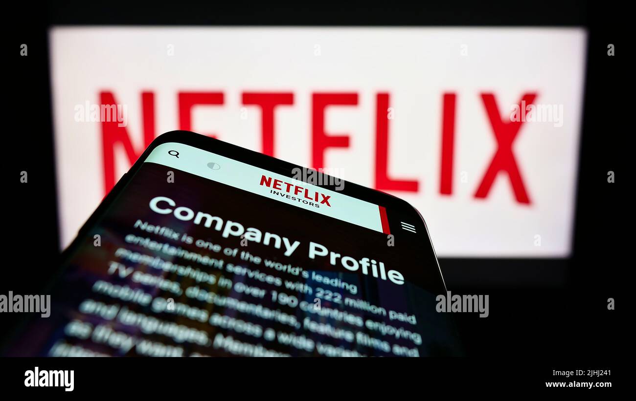 Mobiltelefon mit Webseite des amerikanischen Video-Streaming-Unternehmens Netflix Inc. Auf dem Bildschirm vor dem Logo. Konzentrieren Sie sich auf die obere linke Seite des Telefondisplays. Stockfoto