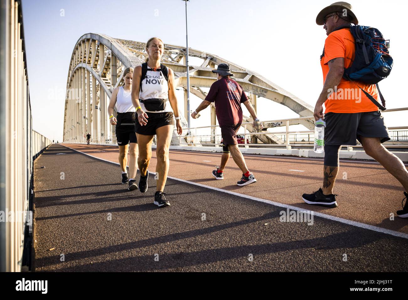 2022-07-19 07:28:36 NIJMEGEN - Wanderer auf der Waal-Brücke. Der erste Wandertag der 104. Nijmegen vier-Tage-Märsche wurde wegen der Hitze abgesagt. ANP ROB ENGELAAR niederlande aus - belgien aus Stockfoto