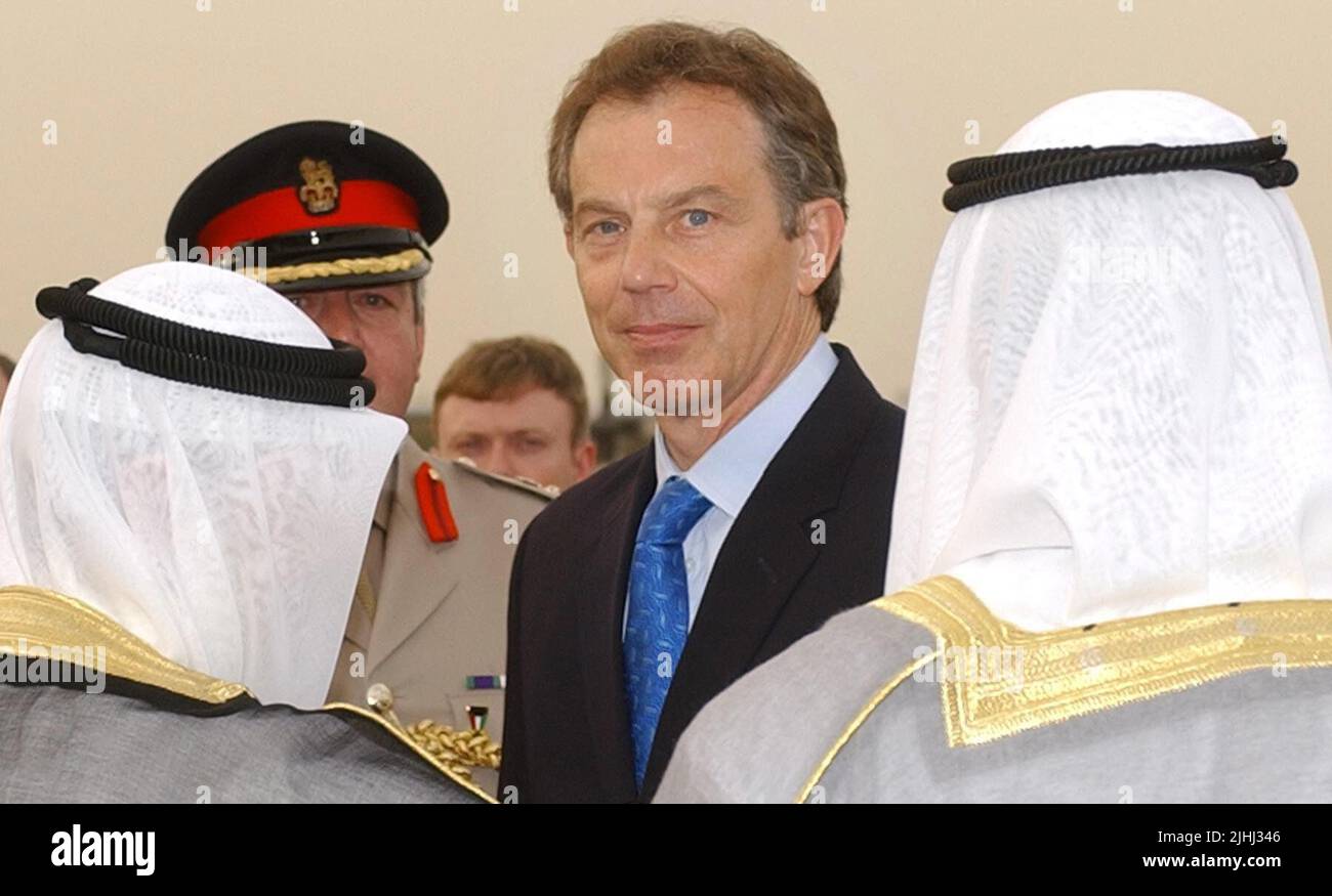 Aktenfoto vom 28/05/03 des damaligen Premierministers Tony Blair in Kuwait für Gespräche mit dem Kronprinzen und dem Emir. Der Labour-Premierminister Tony Blair bat Kuwait, die neueste Artillerie des Vereinigten Königreichs zu kaufen, um sich für die Unterstützung des nahöstlichen Landes während des Golfkrieges zu amortigen, wie frühere klassifizierte Aufzeichnungen vermuten lassen. Ausgabedatum: Dienstag, 19. Juli 2022. Stockfoto