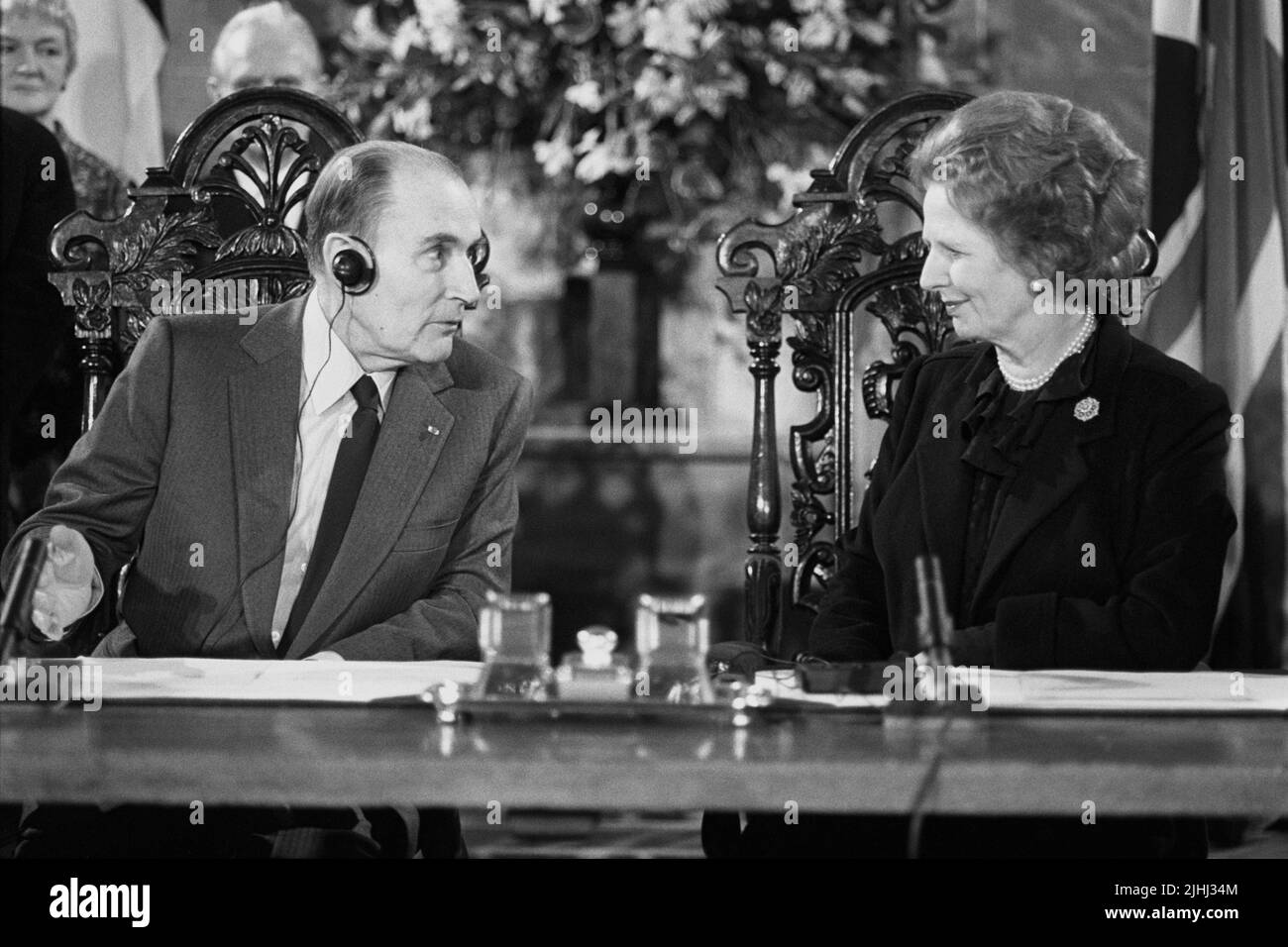 File Photo vom 12/02/86 von Premierministerin Margaret Thatcher mit dem französischen Präsidenten Francois Mitterrand. Ein britischer Diplomat machte sich Sorgen über das geheime Ausmaß der Krankheit Mitterrands, ein Jahrzehnt bevor die terminale Prognose des kränkelnden Staatsmannes veröffentlicht wurde. Sir Reginald Hibbert, der Mann der britischen Regierung in Paris, würdigte die Kollegen von Whitehall im Dezember 1981 mit „Reden über die Gesundheit des Präsidenten, die mir eine gewisse Überzeugung zu bringen schien“. Ausgabedatum: Dienstag, 19. Juli 2022. Stockfoto