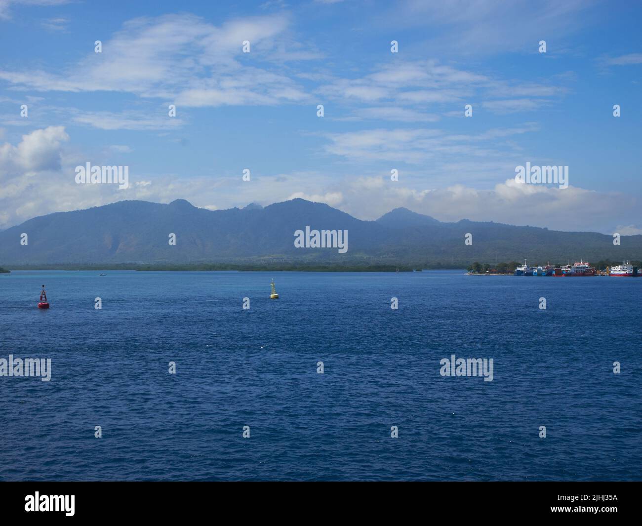 Die Bali-Meerenge, die die Insel Java von der Insel Bali mit einem bergigen Hintergrund trennt Stockfoto