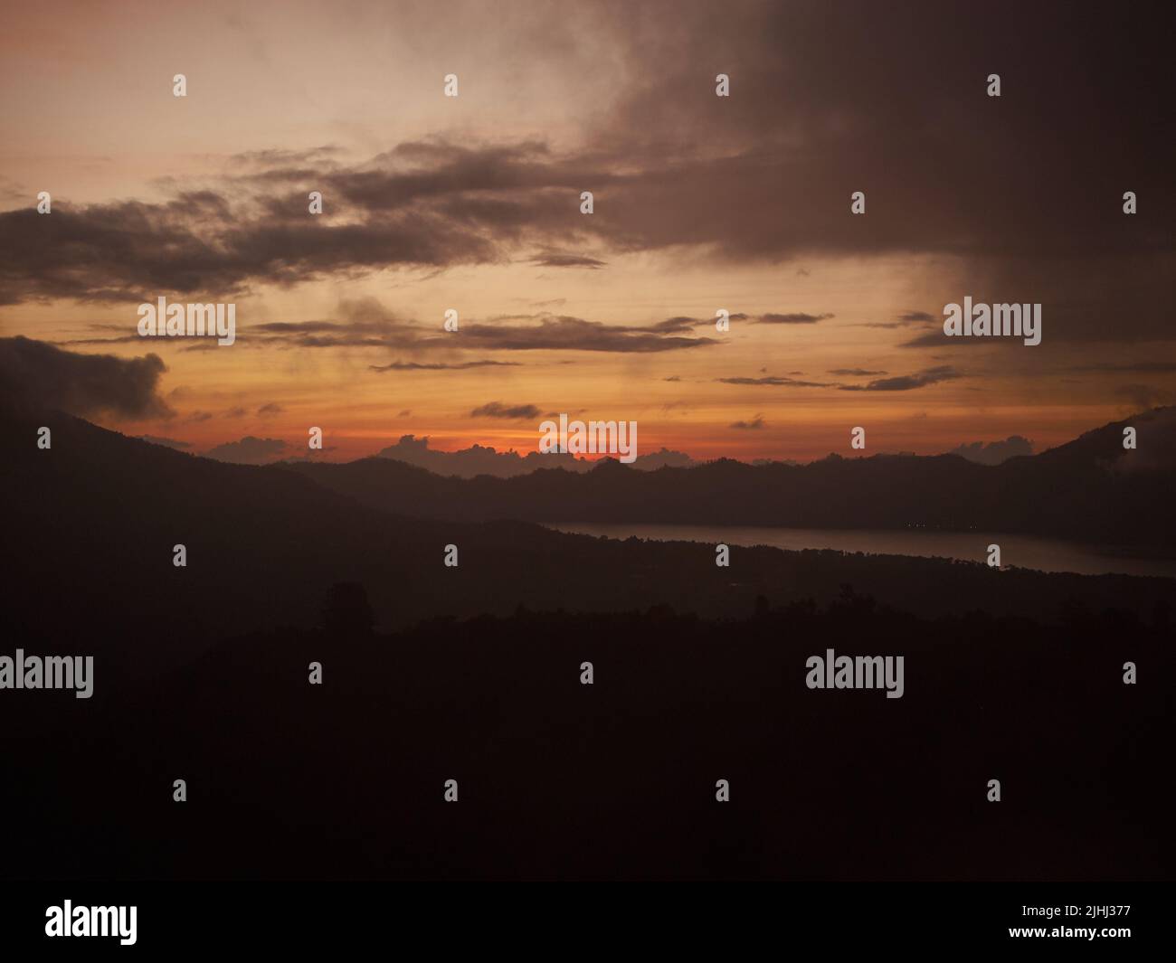 Dramatischer Morgenhimmel bei Sonnenaufgang Stockfoto