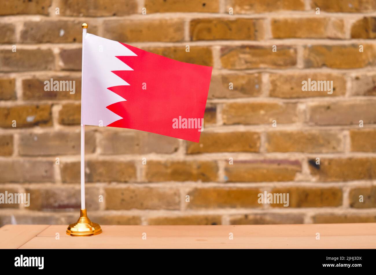 Nahaufnahme der Nationalflagge von bahrain in roten und weißen Farben Stockfoto