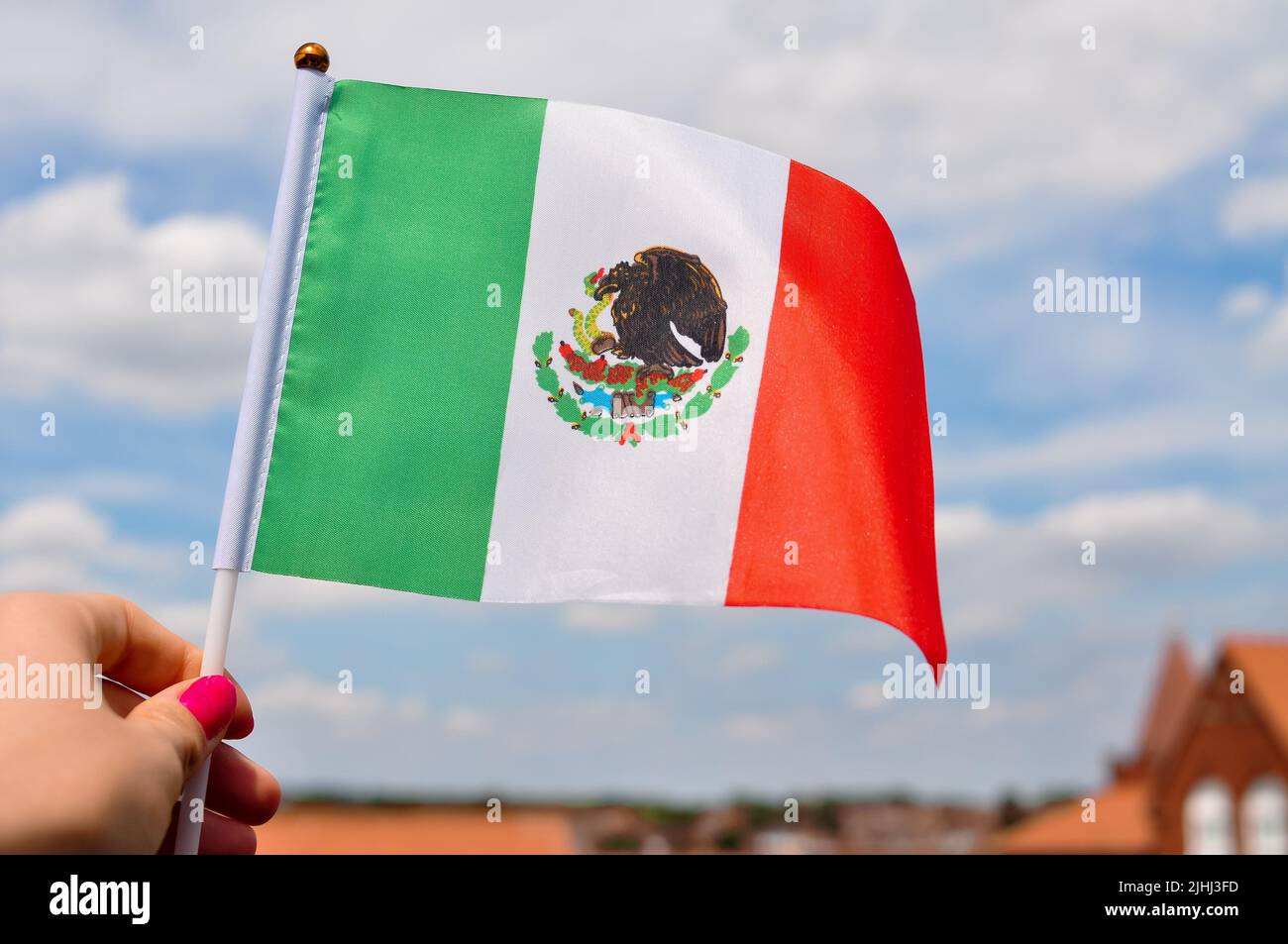 Nationale grün-weiße und rote Flagge Mexikos mit Adler aus nächster Nähe Stockfoto