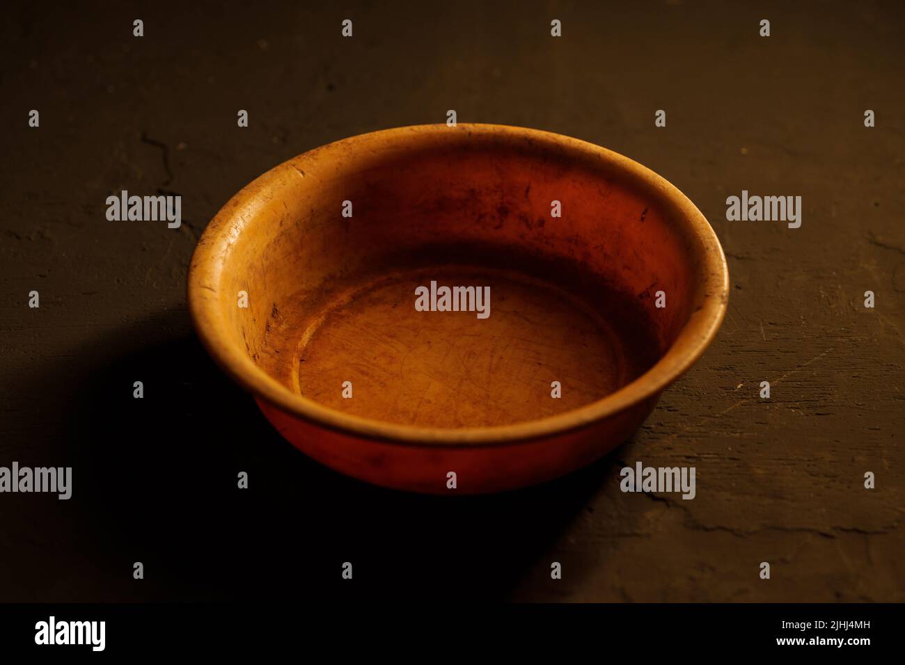 Leere Schüssel auf dunklem Hintergrund mit Kopierplatz Stockfoto