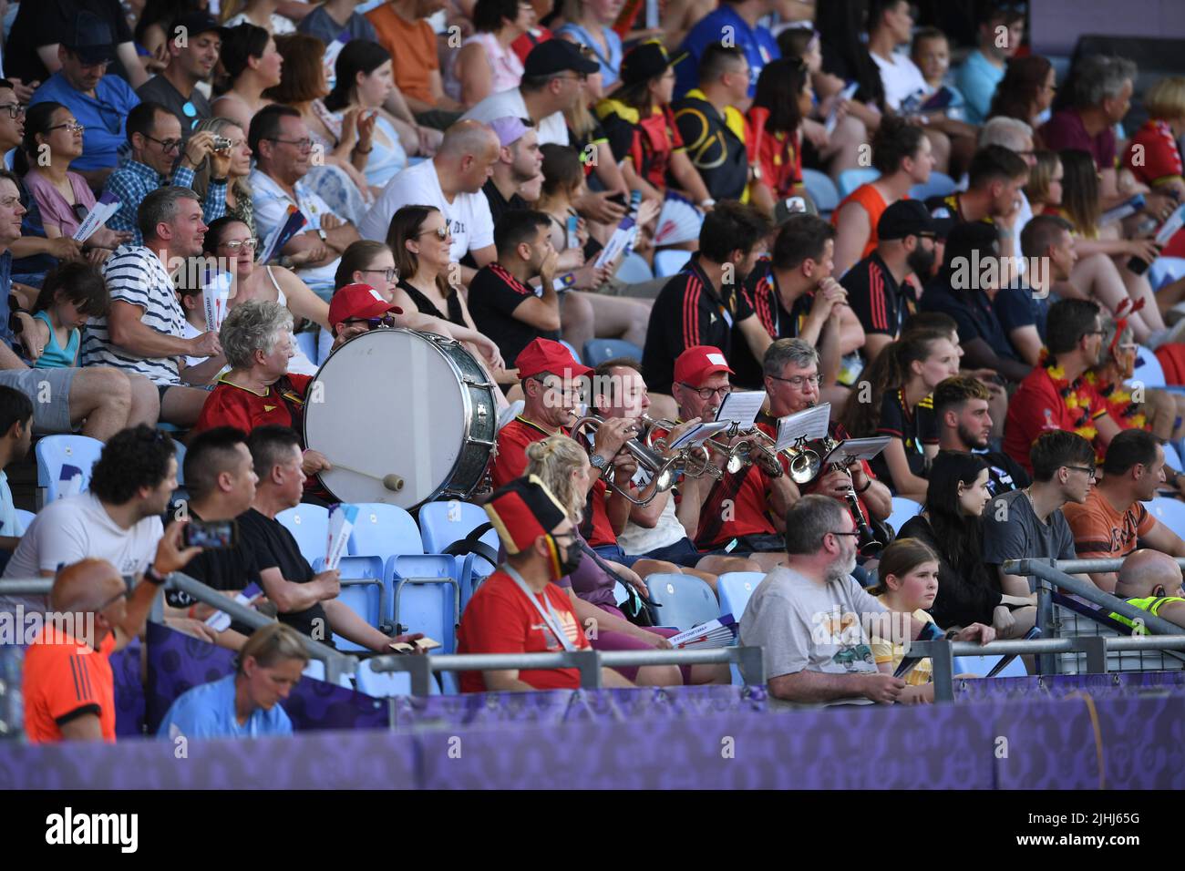 Unterstützer (Belgische Frauen) beim UEFA Women s Euro England 2022 Spiel zwischen Italien 0-1 Belgien im Manchester City Academy Stadium am 18 2022. Juli in Manchester, England. Quelle: Maurizio Borsari/AFLO/Alamy Live News Stockfoto