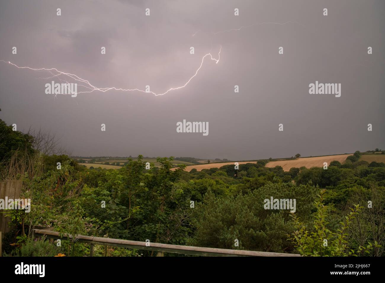 Blitzschlag Helston Cornwall, über den Mooren, mit dringend benötigten Regen, Ein Gewitter Cornwall, Quelle: kathleen White/Alamy Live News Stockfoto