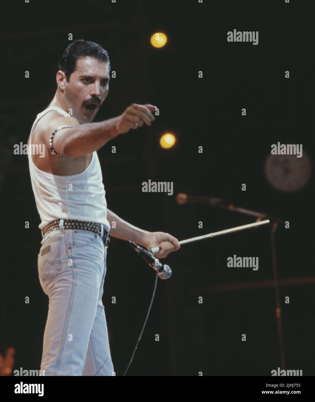Datei-Foto vom 13/7/1985 von Freddie Mercury, der Popband Queen, die während des Live Aid Konzerts auf der Bühne auftrat. Die britischen Rocklegenden Queen haben Geschichte geschrieben, indem sie zum ersten Album wurden, das sieben Millionen britische Chartverkäufe übertrifft. Die Platte wurde von Queen's Greatest Hits Album gebrochen, das 1981 aufgenommen wurde und klassische Tracks wie We will Rock You, Don't Stop Me Now und Bohemian Rhapsody enthält. Ausgabedatum: Dienstag, 19. Juli 2022. Stockfoto