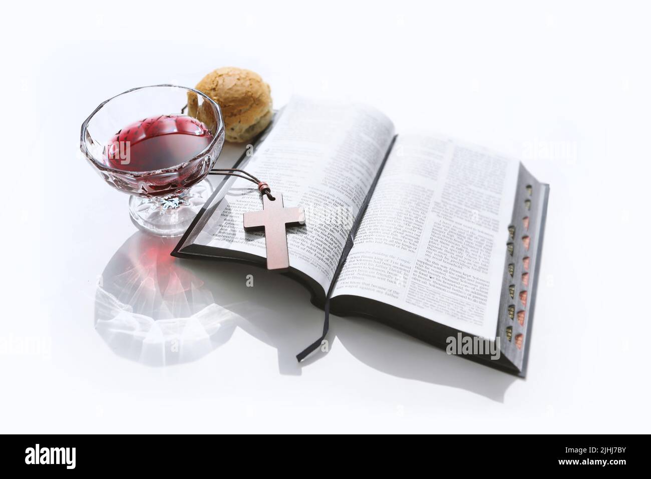 Kirche Kommunion Brot und Wein, Kreuz und Bibel Stockfoto