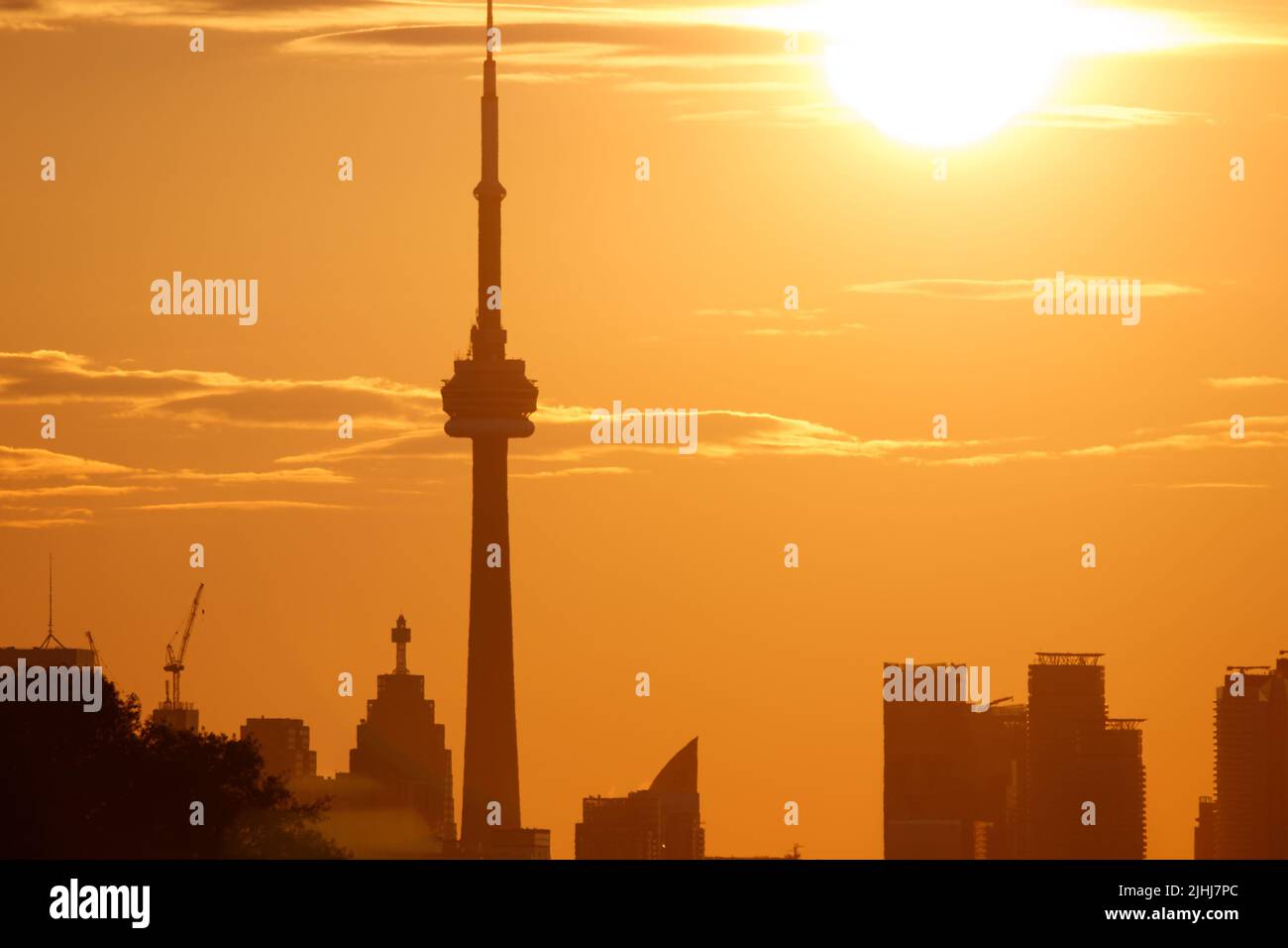 Die Morgensonne scheint auf dem ikonischen Stadtbild von Toronto und dem CN Tower unter Stockfoto