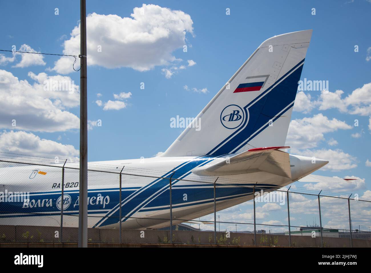 Der Schwanz eines geerdeten, von Russland registrierten Antonov 124-Frachtflugzeugs, das sich im Besitz von Wolga-Dnepr befindet, ist während der russischen Invasion in der Ukraine in Toronto zu sehen. Stockfoto