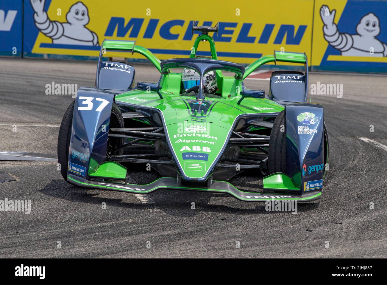 New York, Usa. 17.. Juli 2022. Nick Cassidy (Auto-Nr. 37) von Envision Racing fährt während der ABB FIA Formula E Championship, New York City E-Prix Saison 8 Runde 12, im Brooklyn Bezirk von New York City. (Foto von Ron Adar/SOPA Images/Sipa USA) Quelle: SIPA USA/Alamy Live News Stockfoto