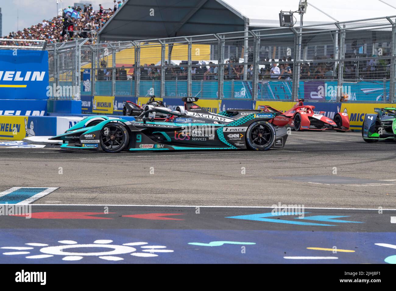New York, Usa. 17.. Juli 2022. Mitch Evans (Auto-Nr. 9) von Jaguar Racing fährt während der ABB FIA Formula E Championship, New York City E-Prix Saison 8 Runde 12, im Stadtteil Brooklyn von New York City. (Foto von Ron Adar/SOPA Images/Sipa USA) Quelle: SIPA USA/Alamy Live News Stockfoto