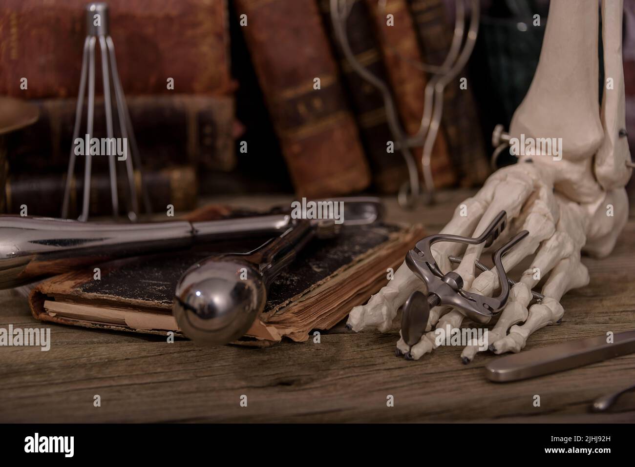 Alte Trauma Arzt Studie Tabelle. Vintage Stillleben. Stockfoto