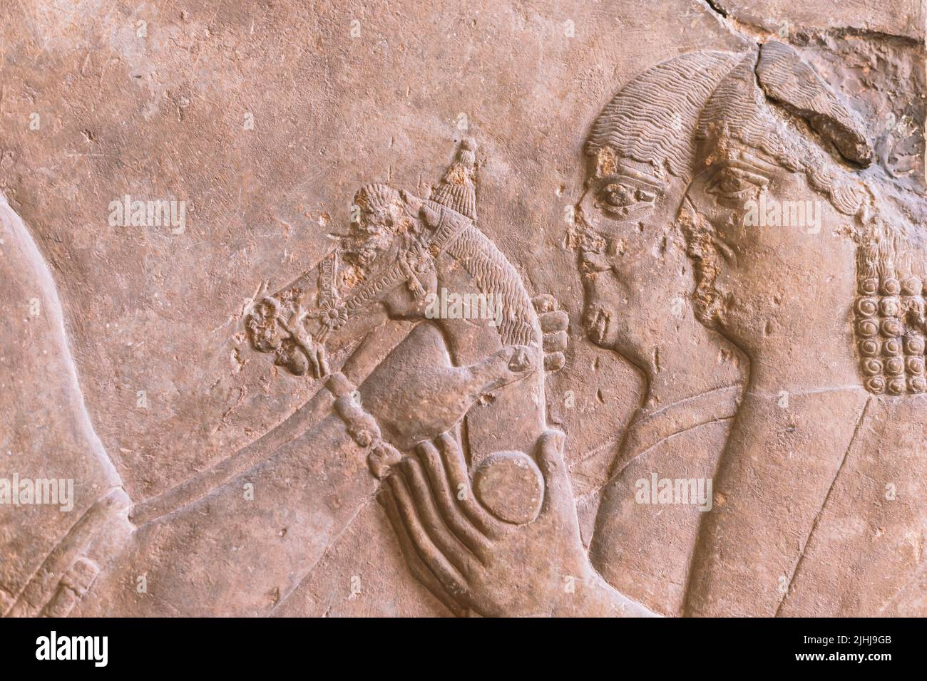 Menschen- und Pferdefiguren Wandrelief aus dem alten Persien Stockfoto