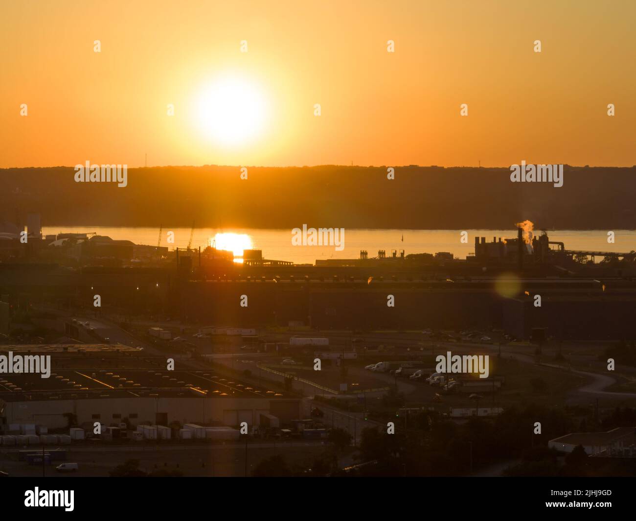 Ein Luftbild mit Blick auf den Sonnenuntergang auf einem großen Industriegebiet. Stockfoto