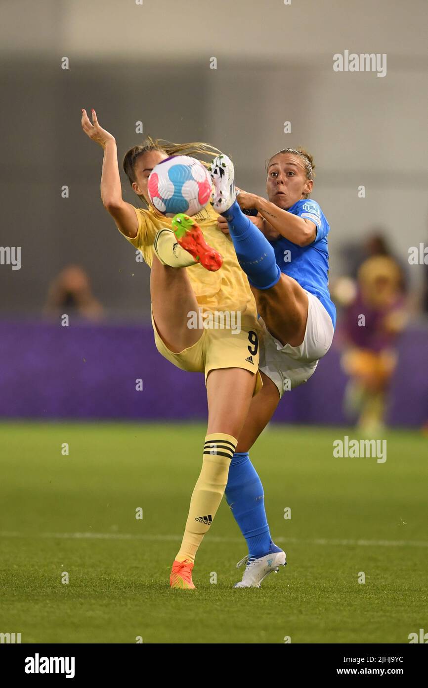 Tessa Wullaert (Belgium Women)Lisa Boattin (Italy Women) während des UEFA Women s Euro England 2022-Spiels zwischen Italien 0-1 Belgien im Manchester City Academy Stadium am 18 2022. Juli in Manchester, England. Quelle: Maurizio Borsari/AFLO/Alamy Live News Stockfoto