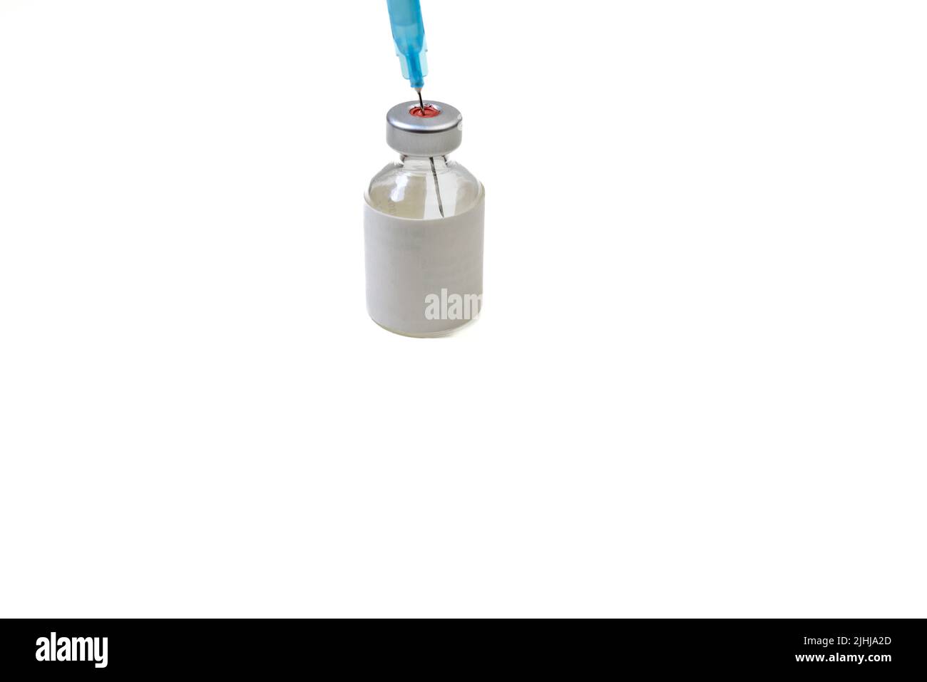 White-Label-Impfstoff-Fläschchen Mit Spritze Auf Weißem Hintergrund Stockfoto