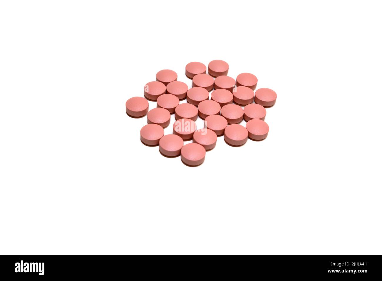 Selektiver Fokus einer Handvoll Pillen auf dem weißen Hintergrund. Apotheker. Medizin Stockfoto