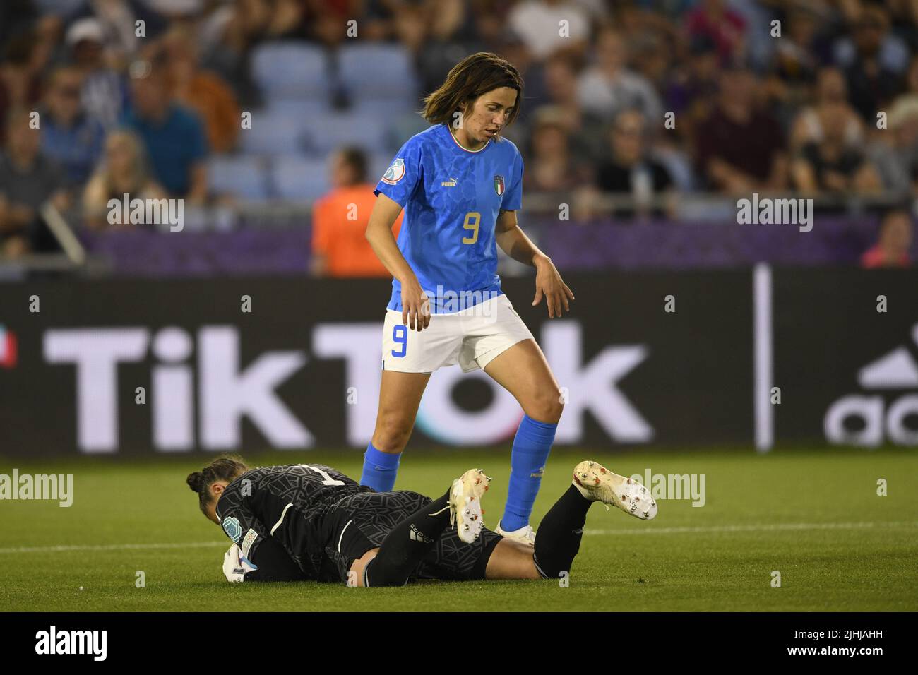 Daniela Sabatino (Frauen in Italien)Nicky Evrard (Frauen in Belgien) während des UEFA Women s Euro England 2022-Spiels zwischen Italien 0-1 Belgien im Manchester City Academy Stadium am 18 2022. Juli in Manchester, England. Quelle: Maurizio Borsari/AFLO/Alamy Live News Stockfoto