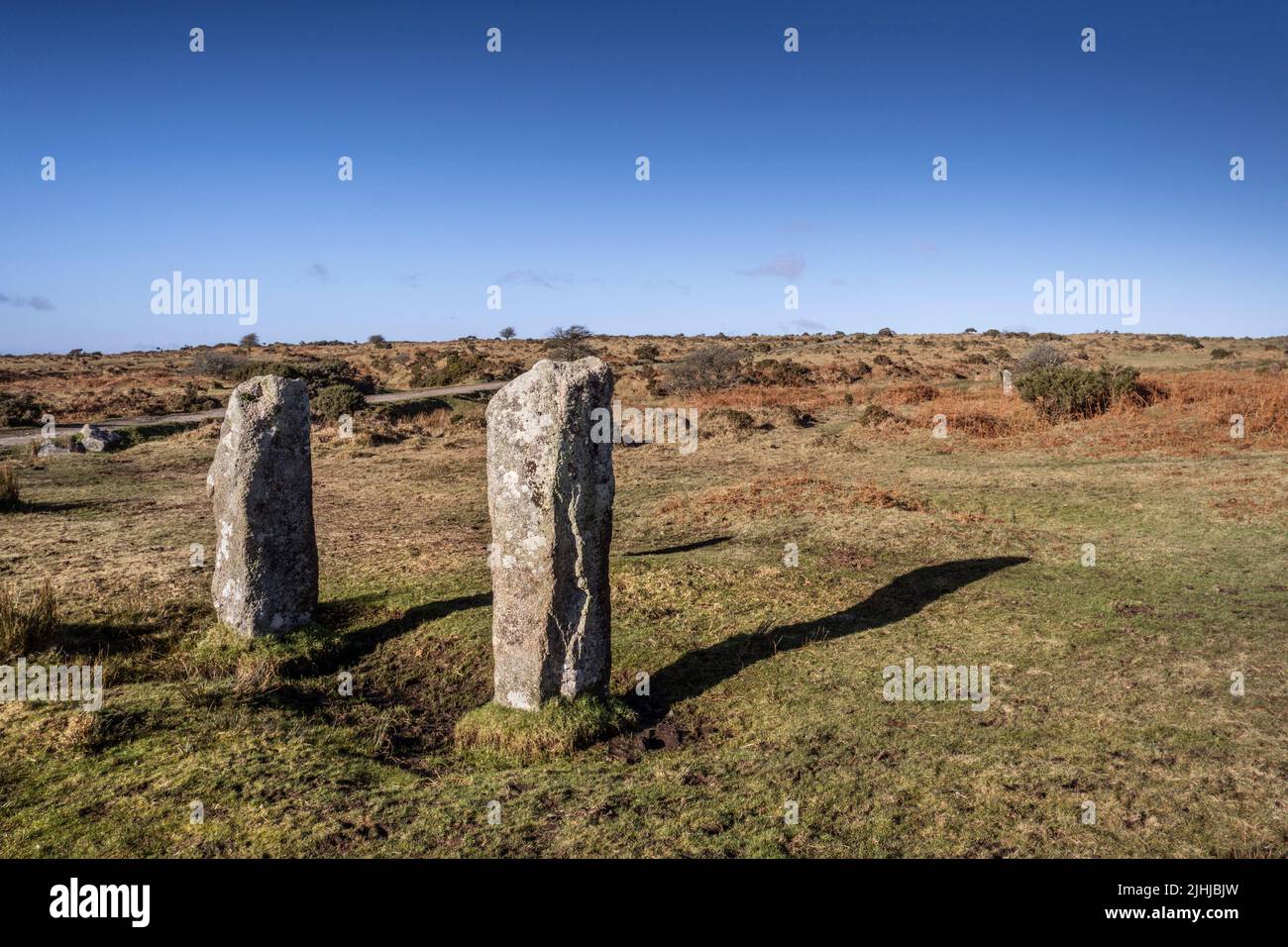 Am frühen Nachmittag Licht über dem spätneolithischen frühen Bronzezeit stehende Steine die Pipers auf dem rauen Bodmin Moor in Cornwall UK. Stockfoto