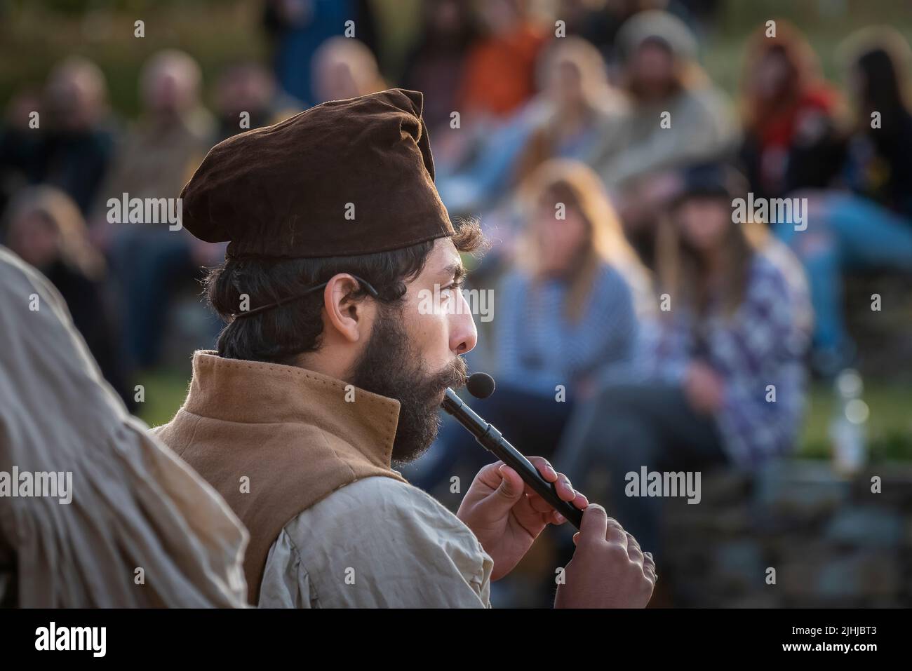 Die alten Seefahrer treten im Amphitheater von Newquay Orchard in Cornwall auf. Stockfoto