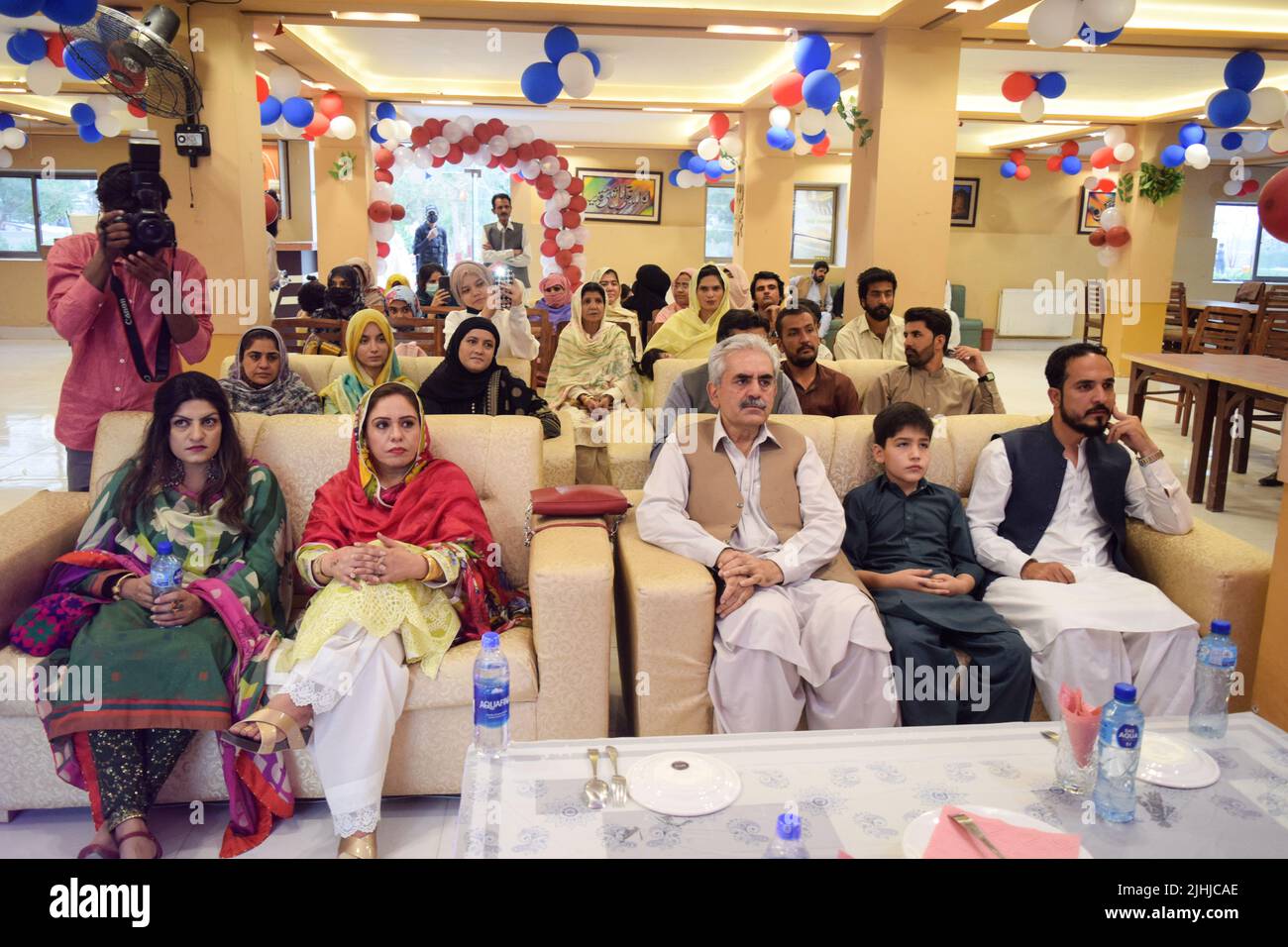 QUETTA, Pakistan. 17.-2022. Juni: Sekretär der Regierung der Frauenentwicklungsabteilung von Balochsitan, Dr. Umar Babar, und andere, die an einer Zeremonie des Pre-Eid-Festivals für Frauen teilnehmen. Stockfoto