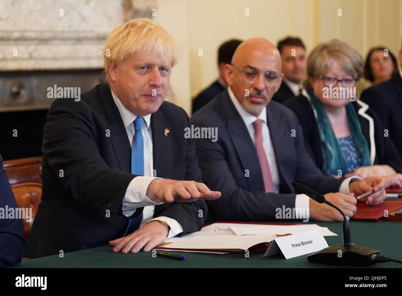 (Von links nach rechts) Premierminister Boris Johnson, Schatzkanzler Nadhim Zahawi und Arbeits- und Rentenministerin Therese Coffey während einer Kabinettssitzung in der Downing Street 10, London. Bilddatum: Dienstag, 19. Juli 2022. Stockfoto