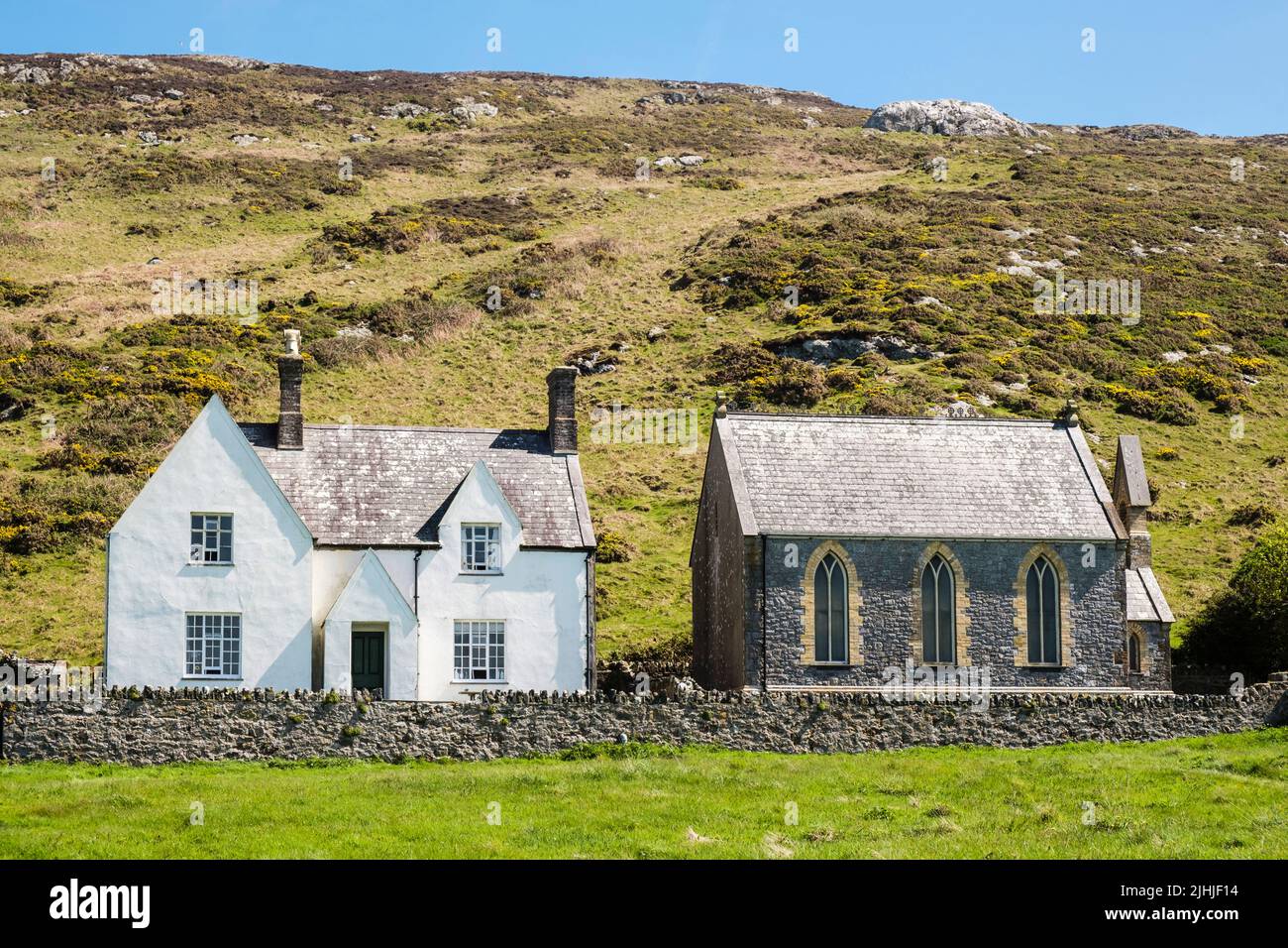 Kapelle und Ferienhäuser unterhalb von Mynydd Enlli auf Ynys Enlli oder Bardsey Island, Llyn Peninsula, Gwynedd, North Wales, Großbritannien, Großbritannien Stockfoto
