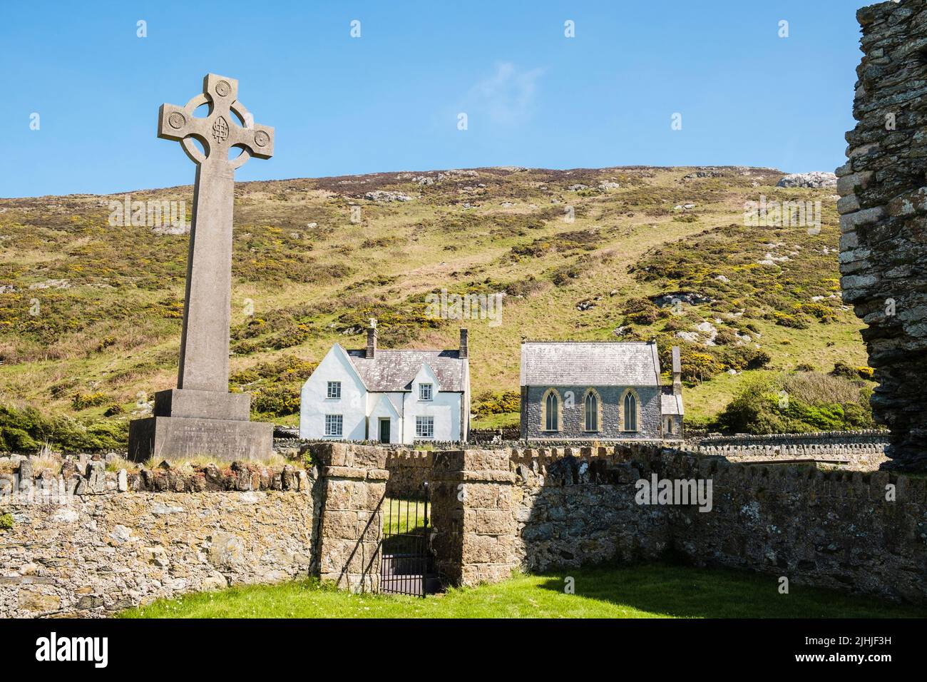 Ruinen der St. Mary's Abbey unter Mynydd Enlli auf Ynys Enlli oder Bardsey Island, Llyn Peninsula, Gwynedd, Wales, Großbritannien, Großbritannien. Ende des Pilgrims Way in Nordwales Stockfoto