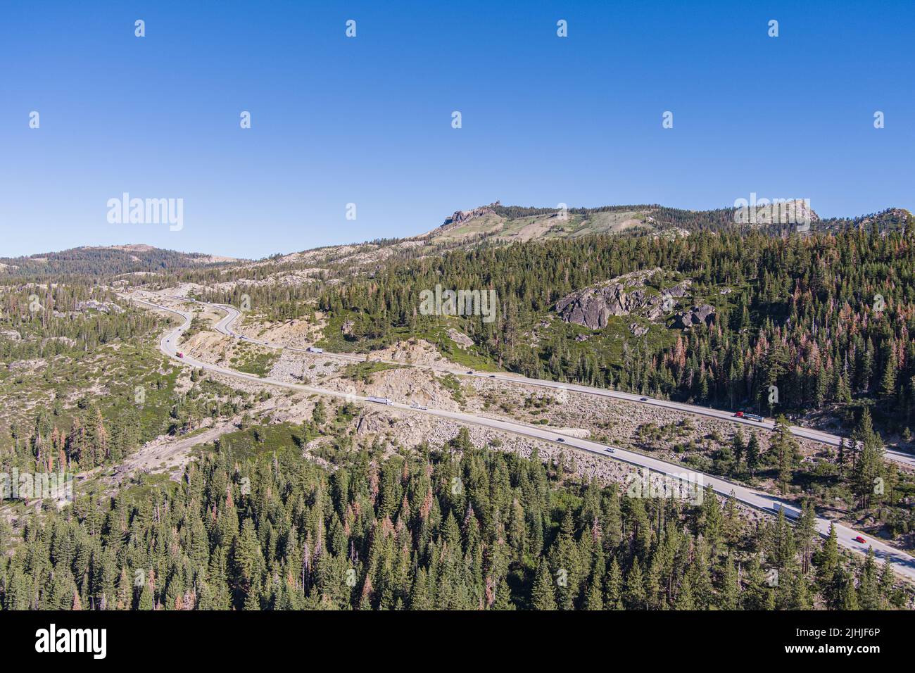 Der Interstate Highway führt durch bewaldete Berge im Westen. Stockfoto