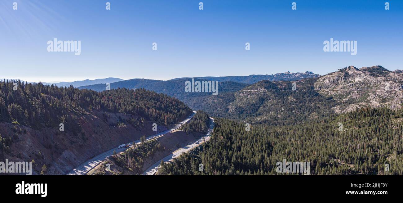 Panoramablick auf die Interstate 80 in Truckee, Kalifornien Stockfoto