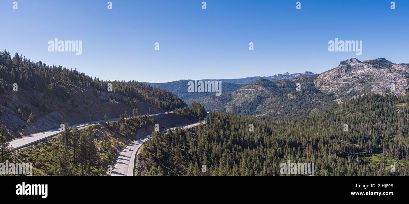 Die Interstate Eighty 80 in Kalifornien biegt sich um die Sierra Nevada Range. Stockfoto