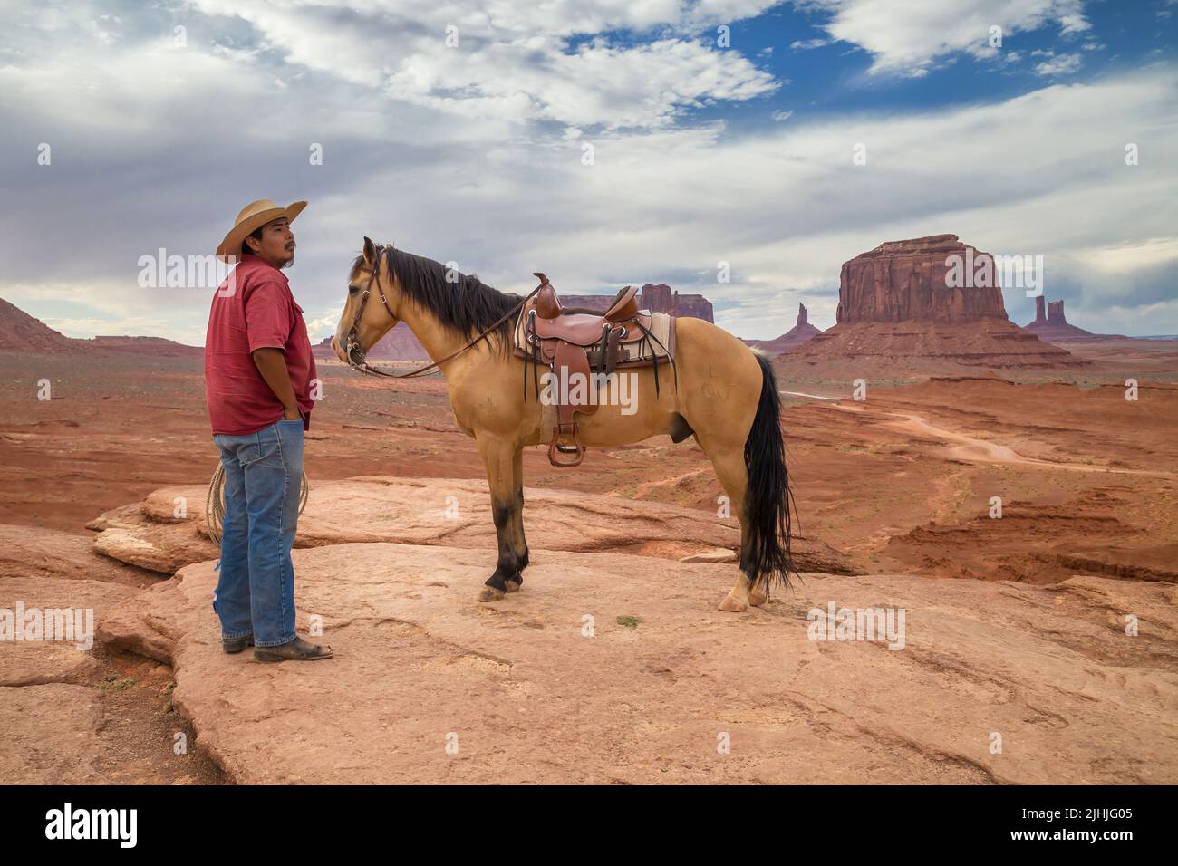 Oljato-Monument Valley, Arizona - 4. September 2019: Navajo Indianer mit einem Pferd am John Ford Point in Monument Valley, Arizona, United St Stockfoto