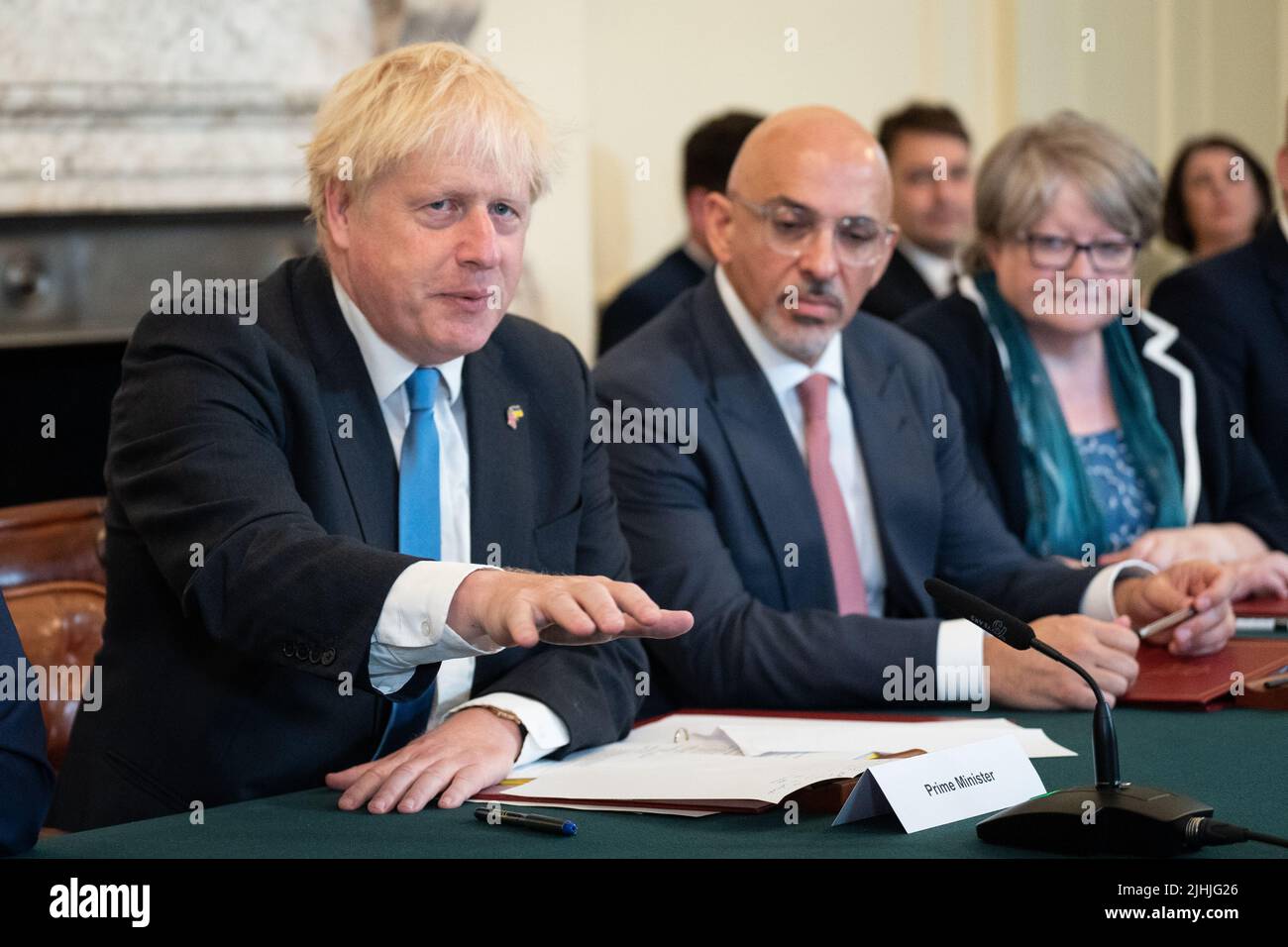 (Von links nach rechts) Premierminister Boris Johnson, Schatzkanzler Nadhim Zahawi und Arbeits- und Rentenministerin Therese Coffey während einer Kabinettssitzung in der Downing Street 10, London. Bilddatum: Dienstag, 19. Juli 2022. Stockfoto