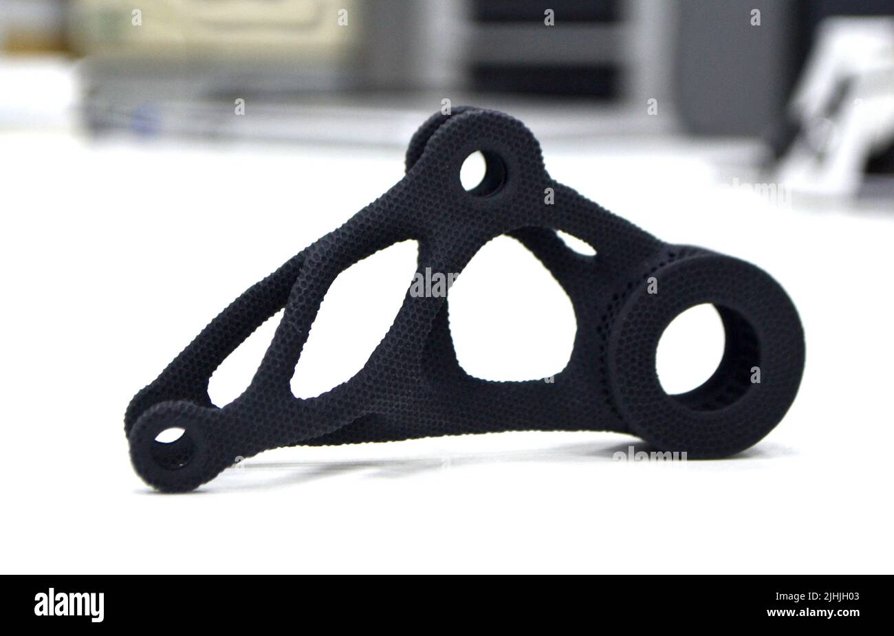 Schwarzes Modell, gedruckt auf 3D Drucker im Laborbüro. Objekt gedruckt auf 3D Drucker aus Kunststoff. Prototyp hergestellt auf 3D Drucker. Konzept neue moderne Drucktechnologie. Multi Jet Fusion Stockfoto