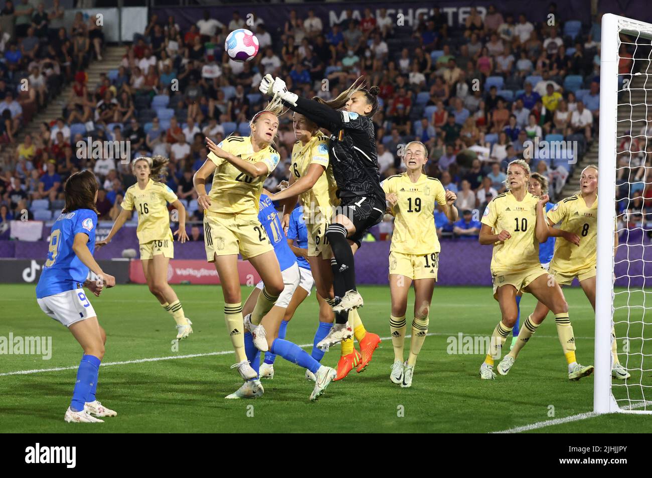 Manchester, England, 18.. Juli 2022. Nicky Evrard aus Belgien stampft beim Spiel der UEFA Women's European Championship 2022 im Academy Stadium in Manchester klar. Bildnachweis sollte lauten: Darren Staples / Sportimage Stockfoto