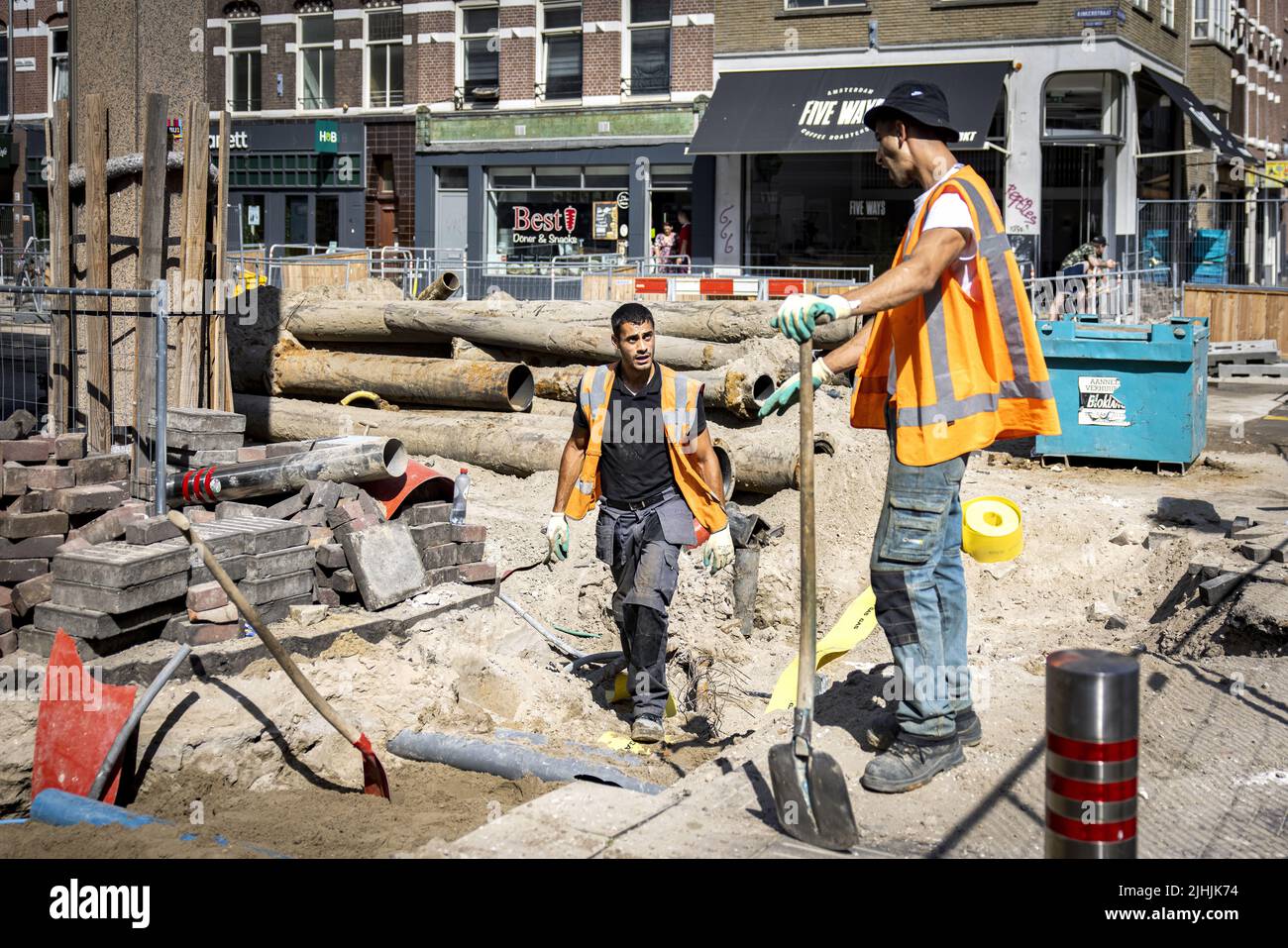 2022-07-19 11:01:26 AMSTERDAM - Bauarbeiter bei der Arbeit in der Hitze. Aufgrund der hohen Temperaturen hat die KNMI den Code orange ausgegeben. ANP RAMON VAN FLYMEN netherlands Out - belgium Out Credit: ANP/Alamy Live News Stockfoto