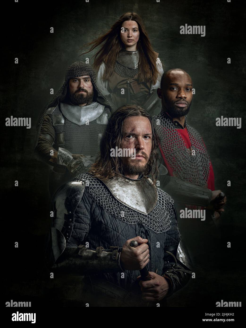 Kreative Kunstcollage mit ernsthaften mittelalterlichen Kriegern oder Rittern in Kriegskleidung mit Schwertern auf dunklem Vintage-Hintergrund. Epochen Stockfoto