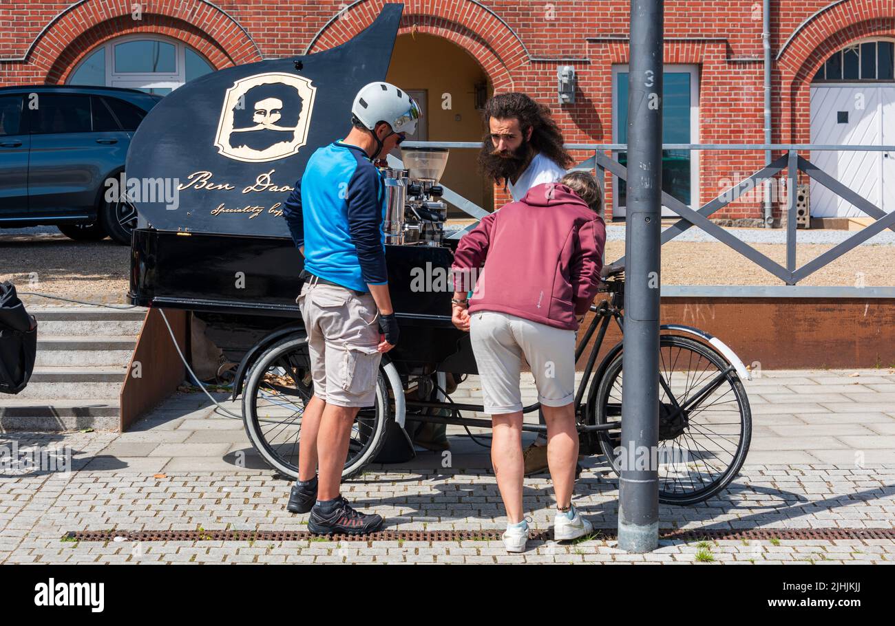 Kiel Juli 2022 an der Uferpromenade Kiellinie der Kieler Förde ein mobiler Speiseisverkäufer und ein Espressoanbieter Stockfoto