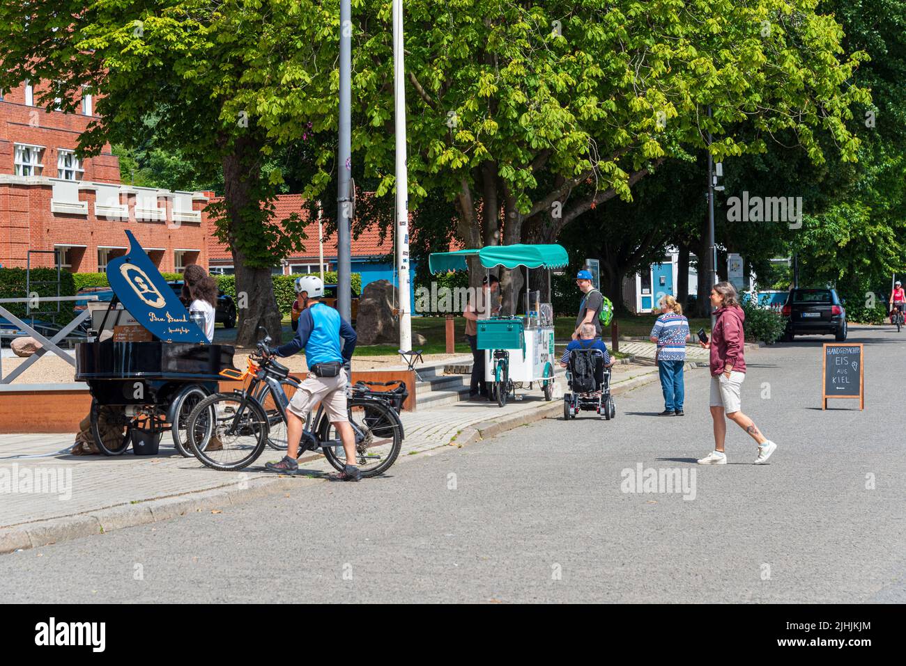 Kiel Juli 2022 an der Uferpromenade Kiellinie der Kieler Förde ein mobiler Speiseisverkäufer und ein Espressoanbieter Stockfoto