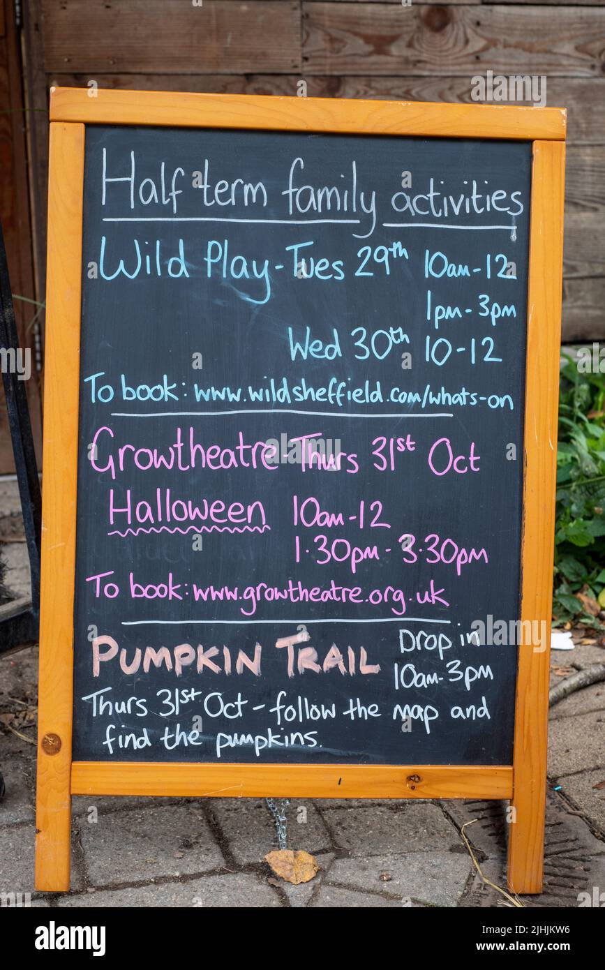 Sheffield, Großbritannien - 31. Oktober 2019: Notice Board im Besucherzentrum von Eccleshall Woods für Halbzeitaktivitäten wie Wild Play und einen Halloween Pumpkin Trai Stockfoto