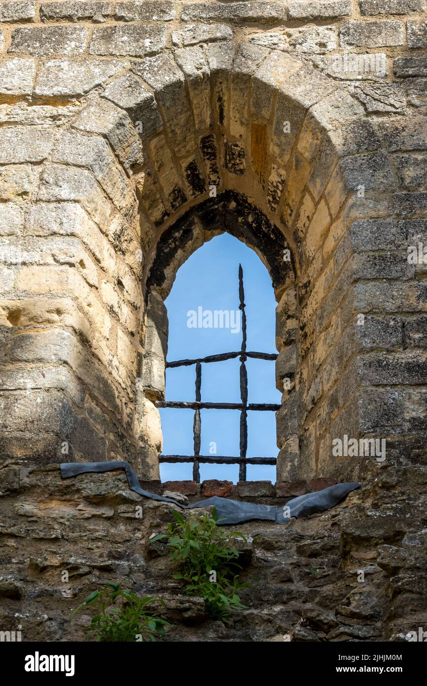 Altes Bogenfenster in der Aussichtsturm-Wand, Lincoln Castle, 2022 Stockfoto
