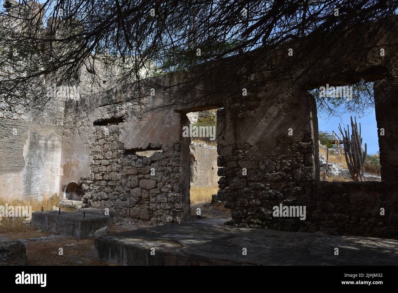 Verlassene Goldmühle Balashi bleibt in der Wüste von Aruba. Stockfoto