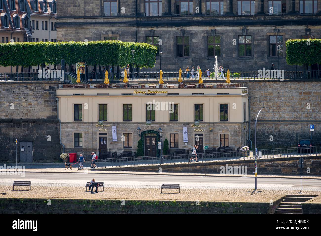 Dresden, Mai 2022 das Restaurant Radeberger Spezialauschank auf der Brühlsche Terrasse Stockfoto