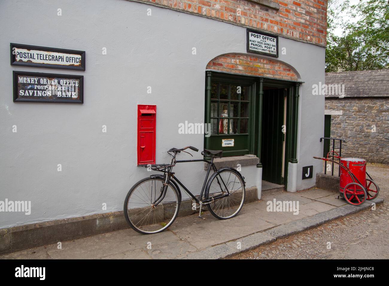 Außenansicht des alten Postamtes im Bunratty Village Park Stockfoto