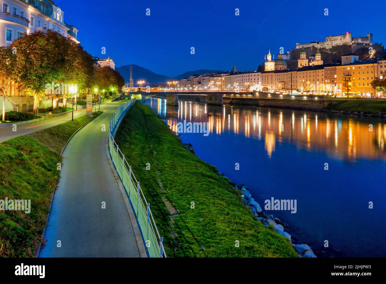 Blick auf den Radweg am Ufer der Salzach, Salzburg, Österreich Stockfoto