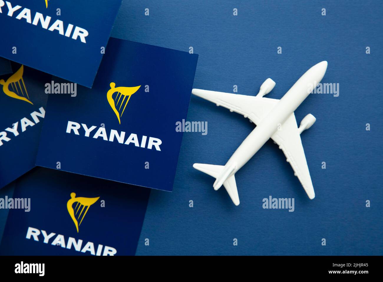 LONDON, Großbritannien – Juli 2022: Logo der Fluggesellschaft Ryanair. Ryanair ist eine britische Billigfluggesellschaft Stockfoto